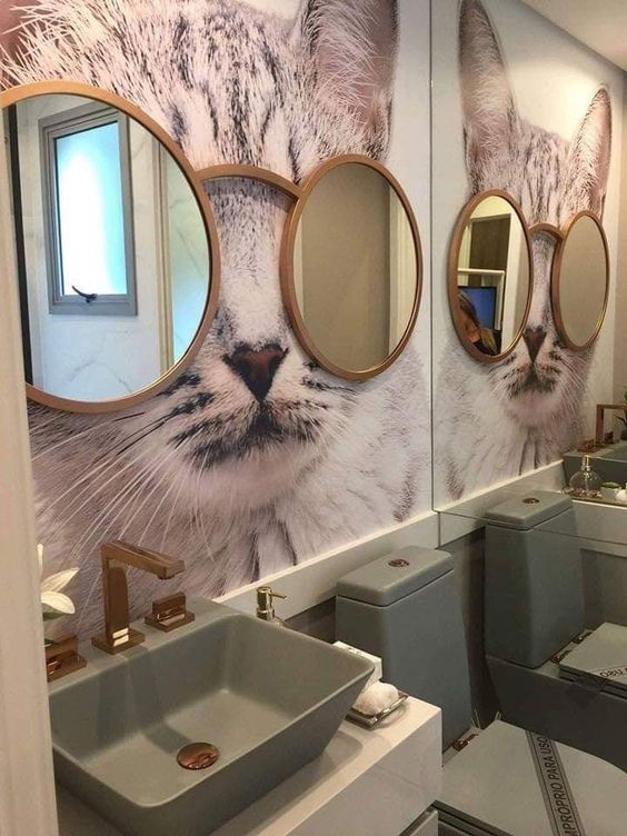 Salle de bain avec tapisserie de chat