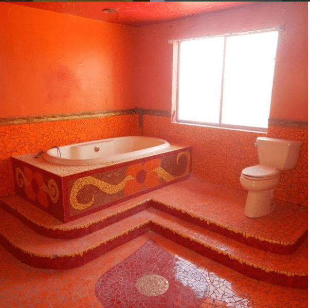 Salle de bain carrelage rouge