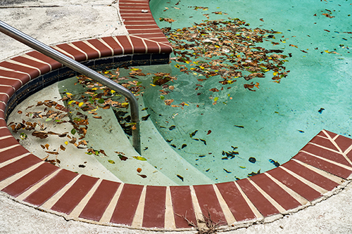 Les flotteurs de piscine : empêchez l'eau de geler pour un hivernage réussi  !